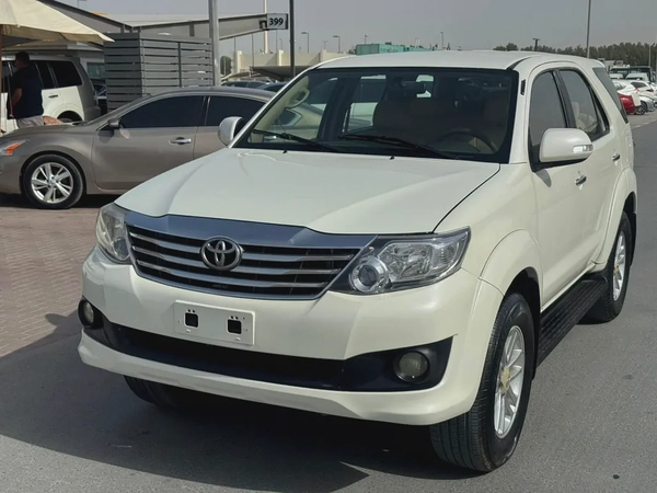 Toyota fortuner 2015 white cooor GCc calen car
