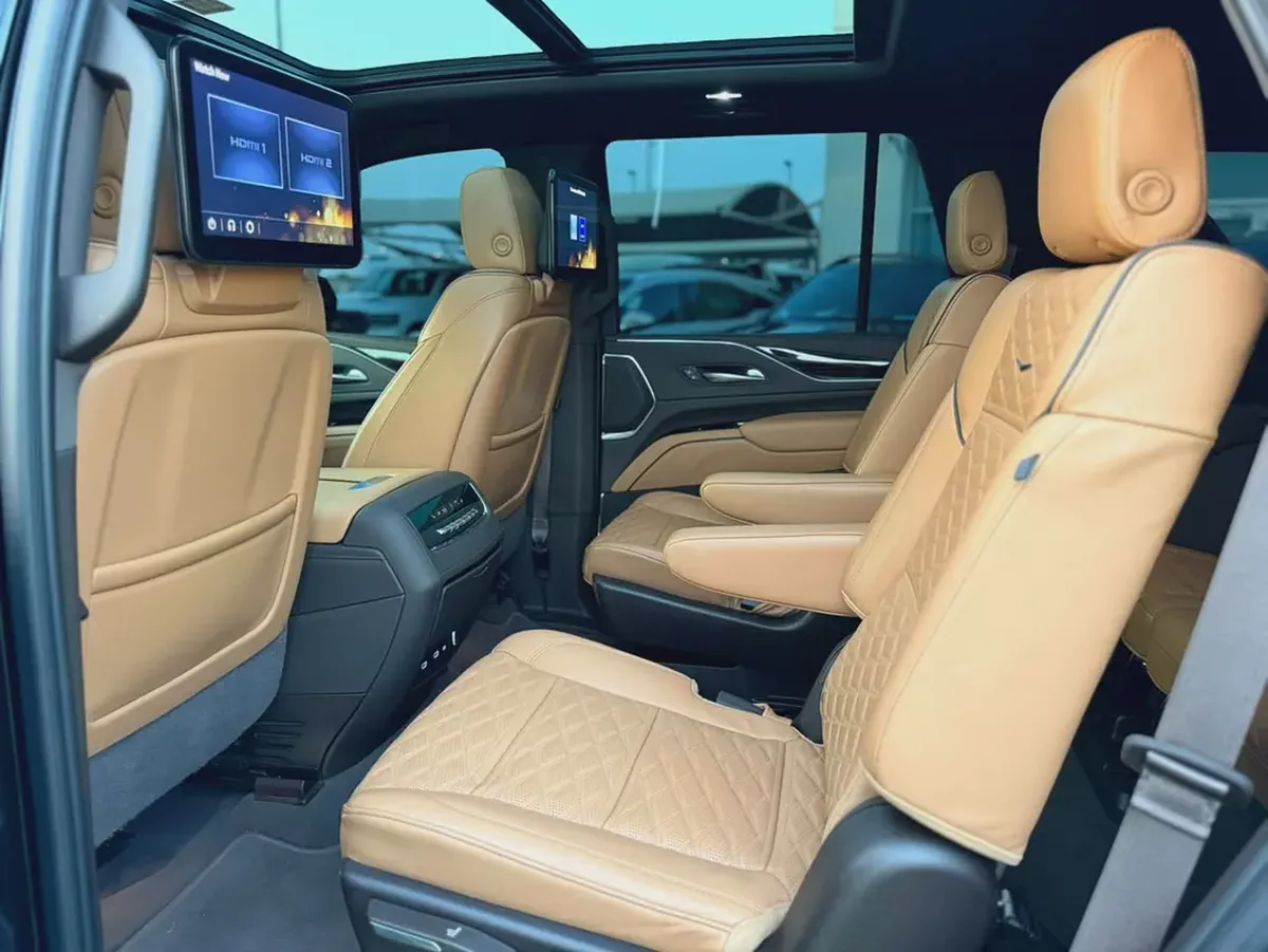 (2023) CADILLAC ESCALADE //PLATINUM LUXURY// GCC LOW MILEAGE - UNDER WARRANTY--11-11