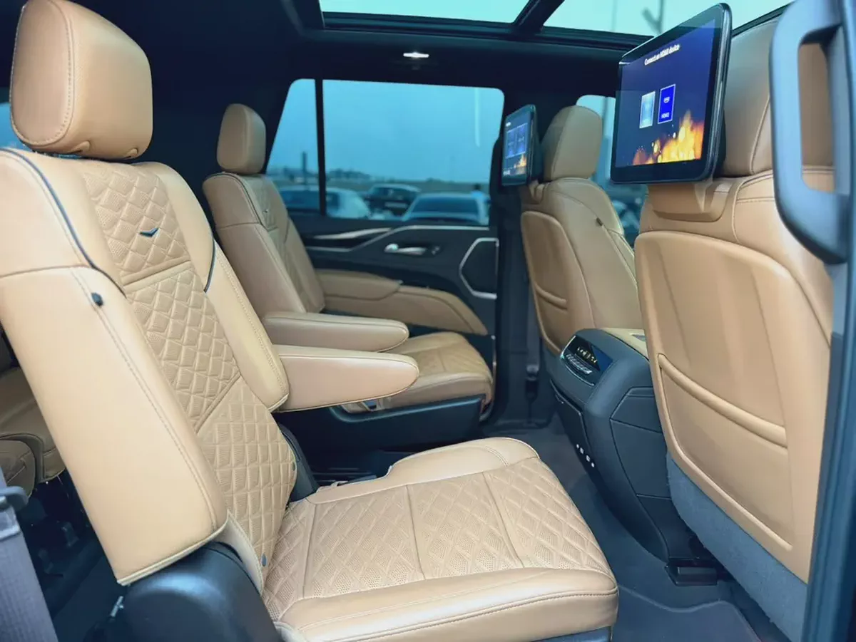 (2023) CADILLAC ESCALADE //PLATINUM LUXURY// GCC LOW MILEAGE - UNDER WARRANTY--13-13
