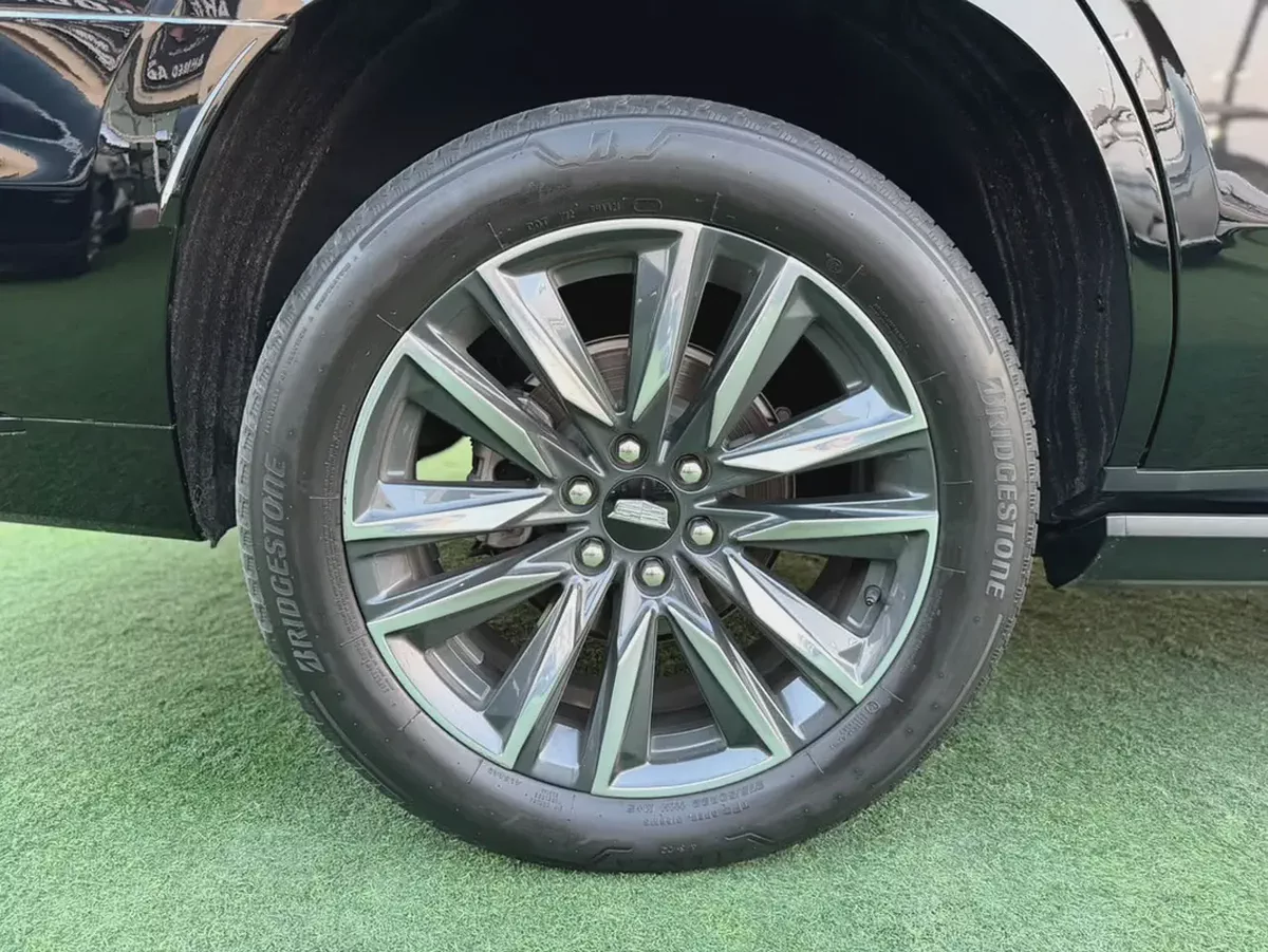 (2023) CADILLAC ESCALADE //PLATINUM LUXURY// GCC LOW MILEAGE - UNDER WARRANTY--19-19