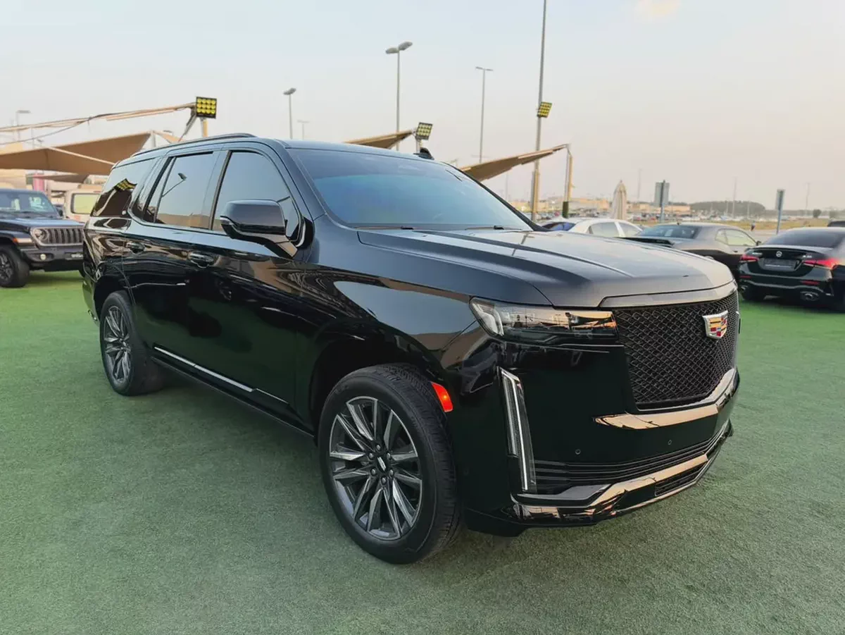 (2023) CADILLAC ESCALADE //PLATINUM LUXURY// GCC LOW MILEAGE - UNDER WARRANTY--3-3