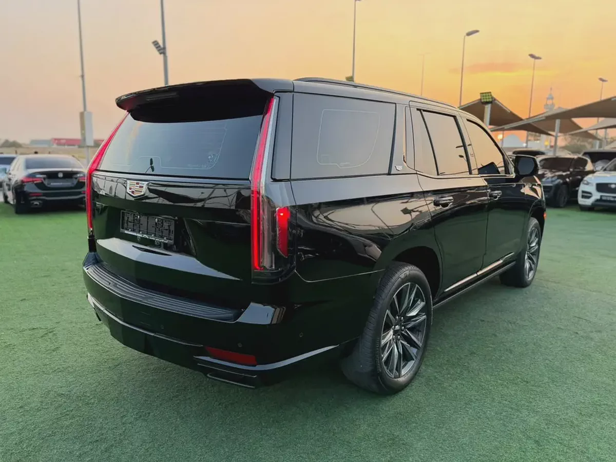 (2023) CADILLAC ESCALADE //PLATINUM LUXURY// GCC LOW MILEAGE - UNDER WARRANTY--4-4