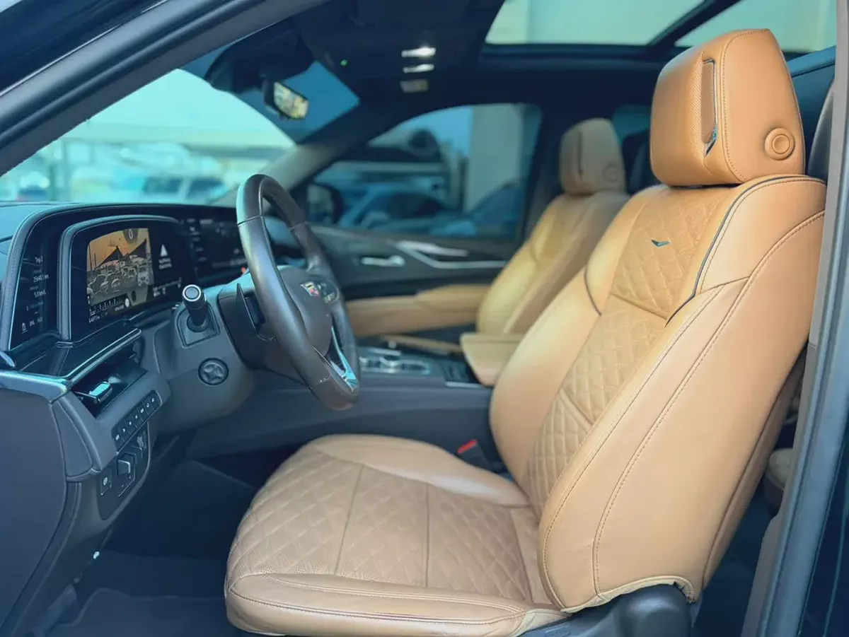 (2023) CADILLAC ESCALADE //PLATINUM LUXURY// GCC LOW MILEAGE - UNDER WARRANTY--7-7