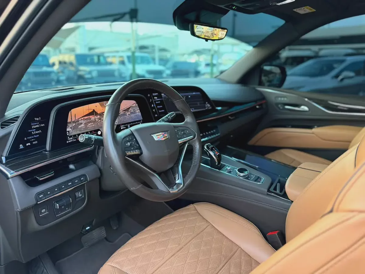 (2023) CADILLAC ESCALADE //PLATINUM LUXURY// GCC LOW MILEAGE - UNDER WARRANTY--8-8