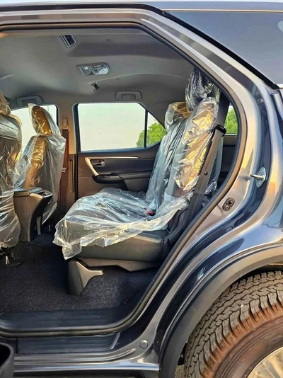 Toyota Fortuner SR5 ADVENTURE / CLIMATE WITH LEATHER SEATS / DIFFLOCK / AUTO A/C (CODE # F6HA)-8