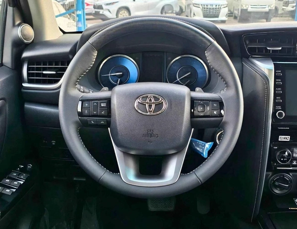 Toyota Fortuner SR5 ADVENTURE / CLIMATE WITH LEATHER SEATS / DIFFLOCK / AUTO A/C (CODE # F6HA)