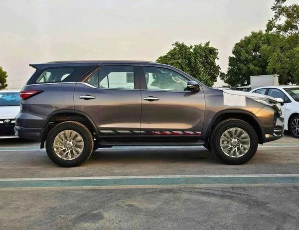 Toyota Fortuner SR5 ADVENTURE / CLIMATE WITH LEATHER SEATS / DIFFLOCK / AUTO A/C (CODE # F6HA)