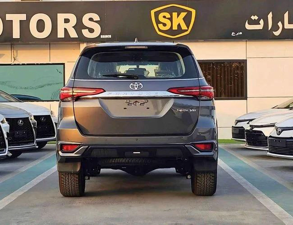 Toyota Fortuner SR5 ADVENTURE / CLIMATE WITH LEATHER SEATS / DIFFLOCK / AUTO A/C (CODE # F6HA)-7-7