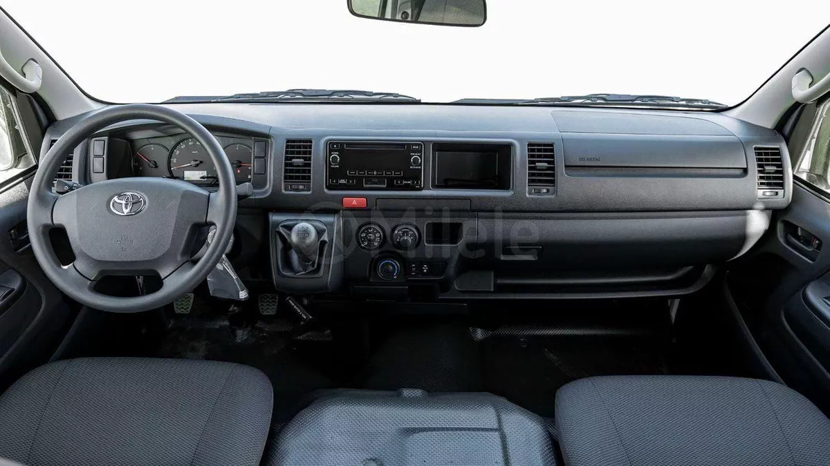 Toyota Hiace .-7-0