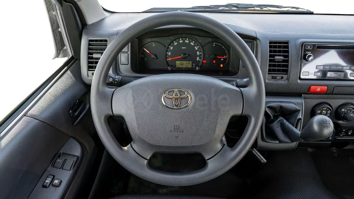 Toyota Hiace .-8-0