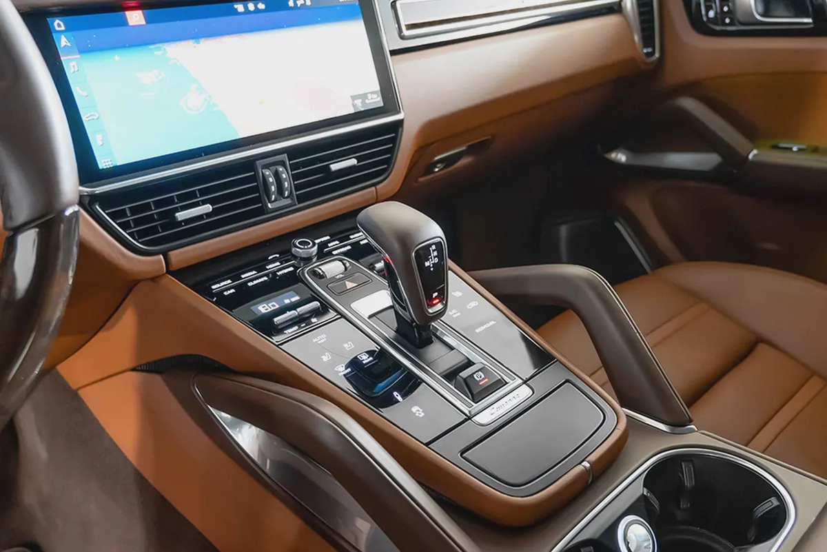8,924 AED / month | 0% DP | 2020 Porsche Cayenne Turbo S-E Hybrid-8-8
