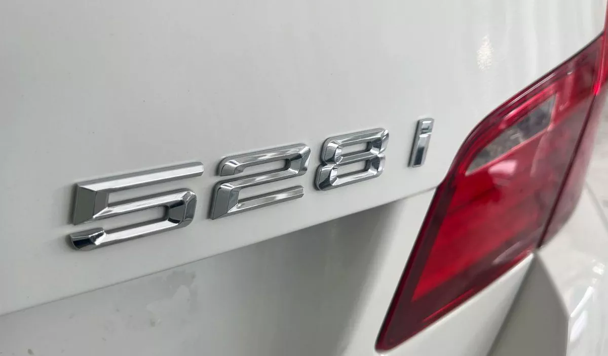 BMW 528i EXECUTIVE 3L-6CYL 240HP JAPANESE SPECIFICATION-11-0