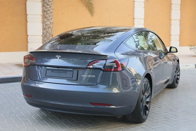 TESLA MODEL 3 PERFORMANCE - GCC SPECS - UNDER WARRANTY - FULL SERVICE HISTORY - ACCIDENT FREE --3