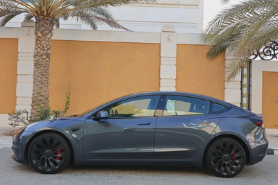 TESLA MODEL 3 PERFORMANCE - GCC SPECS - UNDER WARRANTY - FULL SERVICE HISTORY - ACCIDENT FREE --8