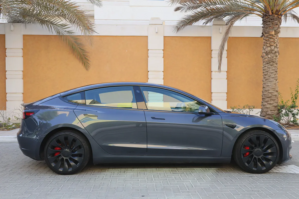 TESLA MODEL 3 PERFORMANCE - GCC SPECS - UNDER WARRANTY - FULL SERVICE HISTORY - ACCIDENT FREE --9-9
