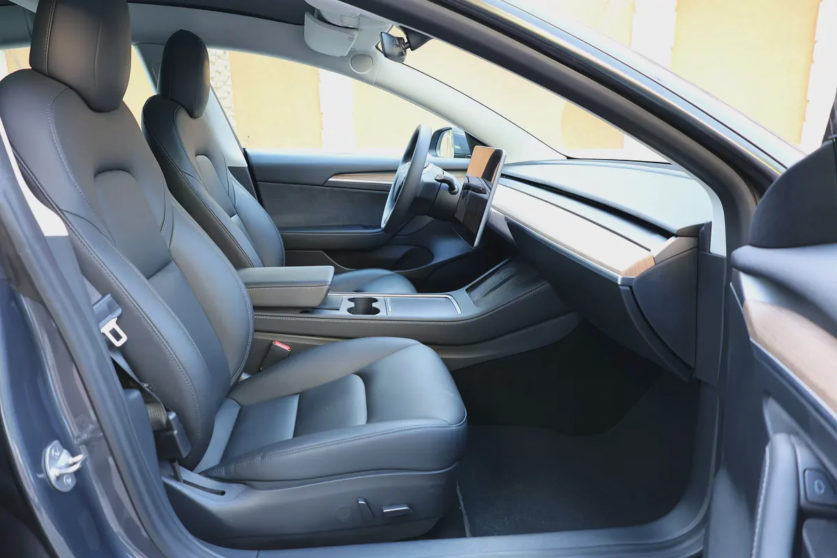 TESLA MODEL 3 PERFORMANCE - GCC SPECS - UNDER WARRANTY - FULL SERVICE HISTORY - ACCIDENT FREE --17-17