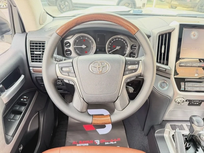 تويوتا لاند كروزر VXR 5.7 ابيض / اسبريسو 2018 (الفطيم)-9