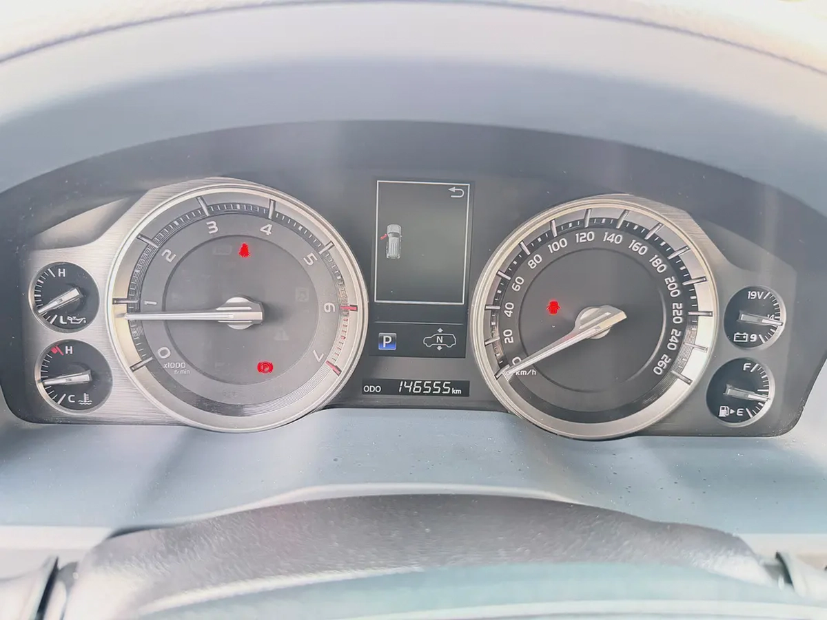 تويوتا لاند كروزر VXR 5.7 ابيض / اسبريسو 2018 (الفطيم)-11-11