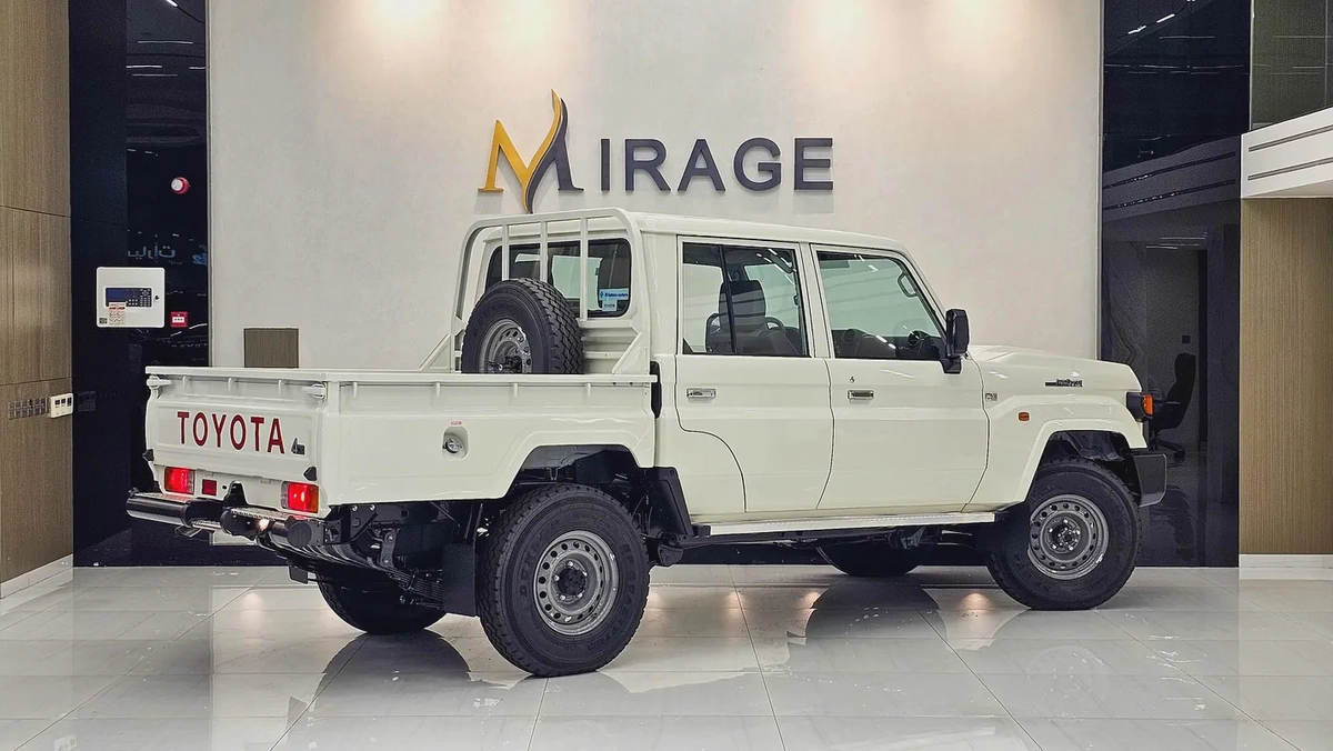 TOYOTA - LC 79 - HARD TOP - DOUBLE CABIN - UNDER WARRANTY - GCC - V4 DIESEL - 2025 - WHITE COLORE-13-13