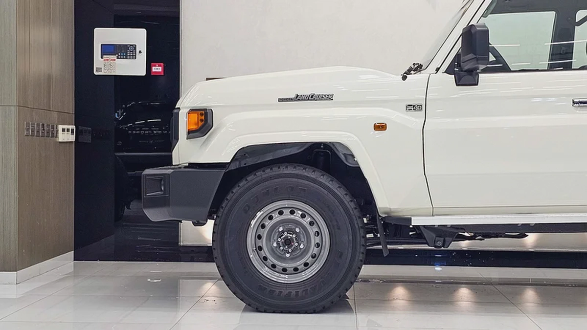 TOYOTA - LC 79 - HARD TOP - DOUBLE CABIN - UNDER WARRANTY - GCC - V4 DIESEL - 2025 - WHITE COLORE-16-16