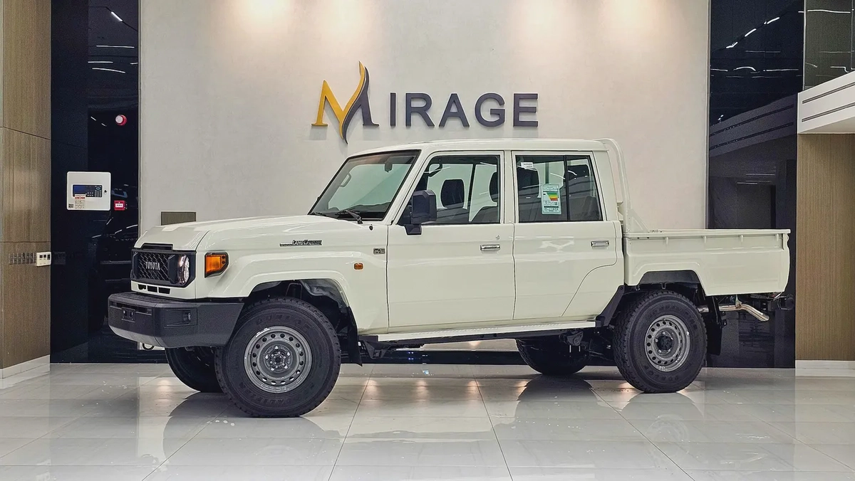 TOYOTA - LC 79 - HARD TOP - DOUBLE CABIN - UNDER WARRANTY - GCC - V4 DIESEL - 2025 - WHITE COLORE-19-19