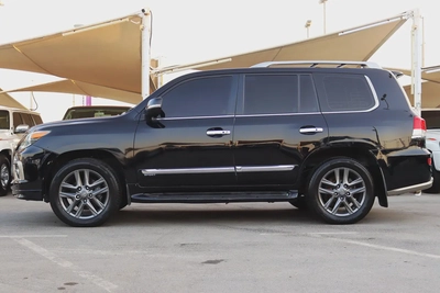 Pristine Lexus LX 570 Sport 2014 | GCC Specs | Well Maintained-3