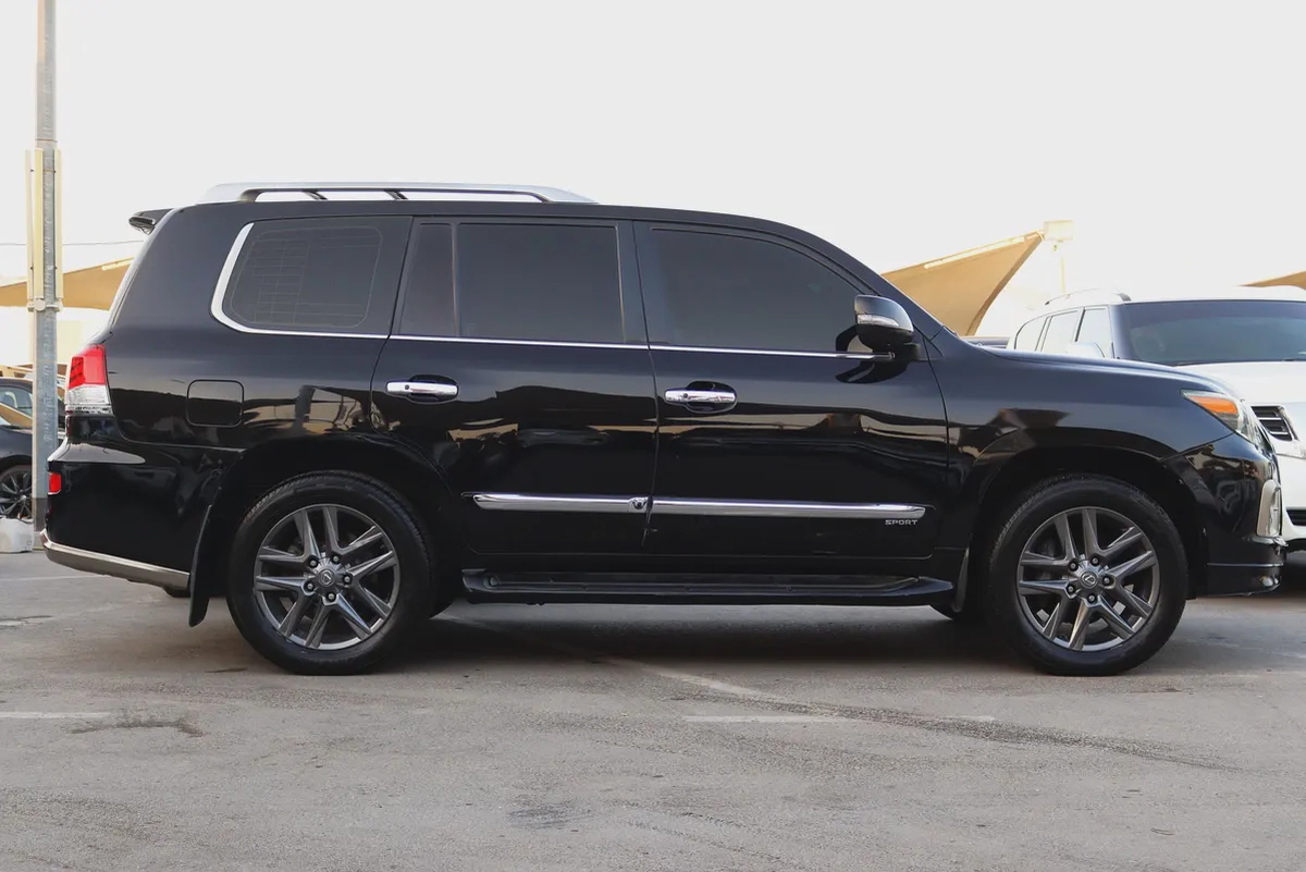 Pristine Lexus LX 570 Sport 2014 | GCC Specs | Well Maintained-5-5