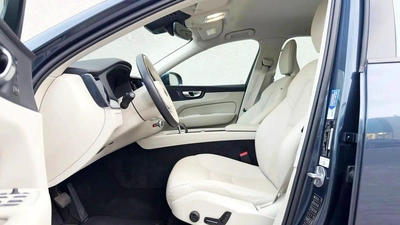 For sale Volvo XC60 B5 II Facelift, 2.0 l, 2024 in Dubai-2