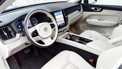 For sale Volvo XC60 B5 II Facelift, 2.0 l, 2024 in Dubai-9