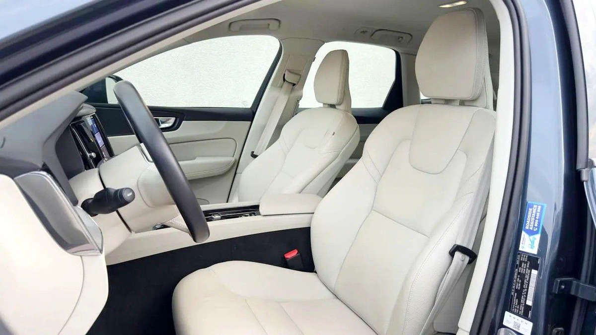 For sale Volvo XC60 B5 II Facelift, 2.0 l, 2024 in Dubai-7-7