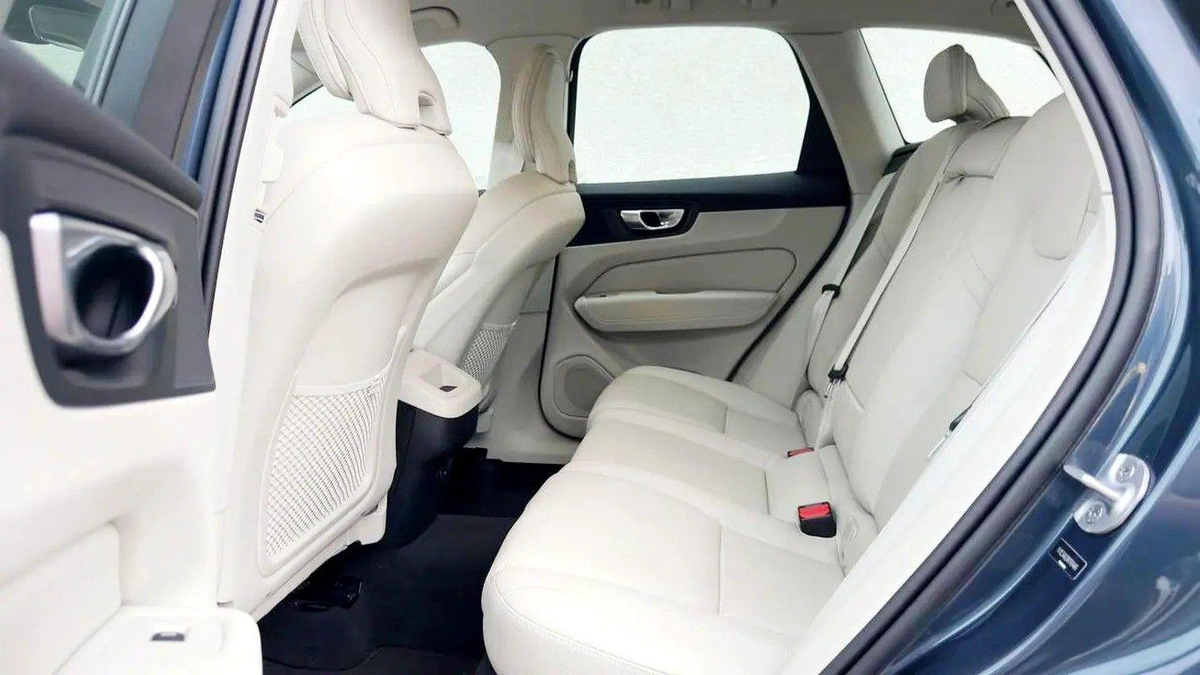 For sale Volvo XC60 B5 II Facelift, 2.0 l, 2024 in Dubai-12-12