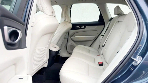 For sale Volvo XC60 B5 II Facelift, 2.0 l, 2024 in Dubai