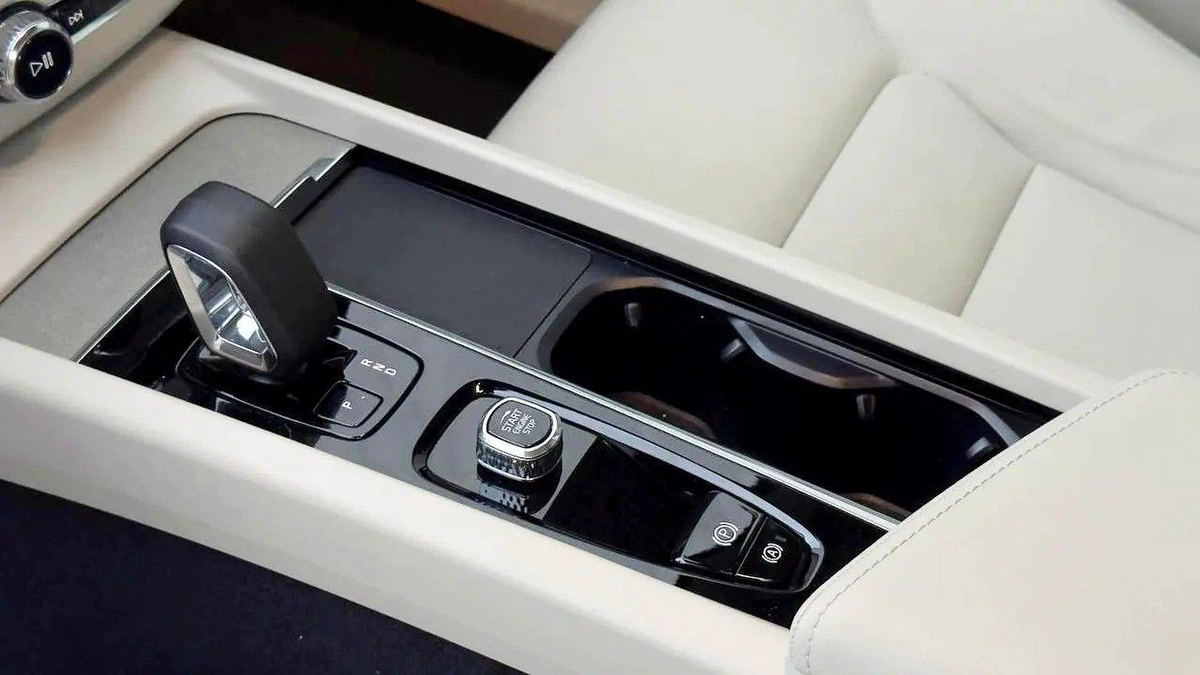 For sale Volvo XC60 B5 II Facelift, 2.0 l, 2024 in Dubai-8-8