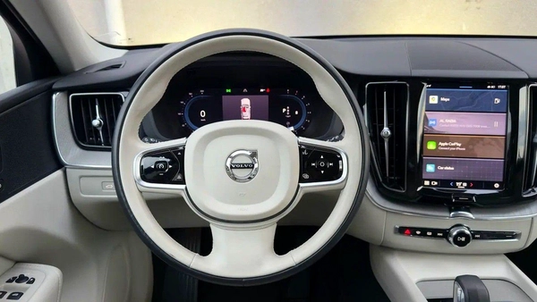 For sale Volvo XC60 B5 II Facelift, 2.0 l, 2024 in Dubai