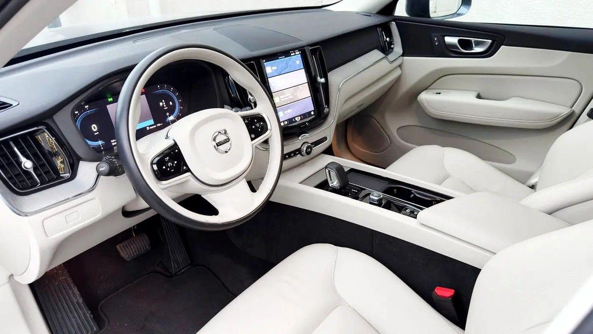 For sale Volvo XC60 B5 II Facelift, 2.0 l, 2024 in Dubai-9-9