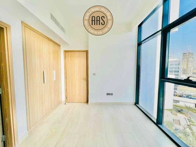 Amazing 1 B/R •• chiller free •• vacant unit •• spacious maintained-10