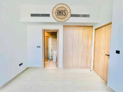 Amazing 1 B/R •• chiller free •• vacant unit •• spacious maintained-12