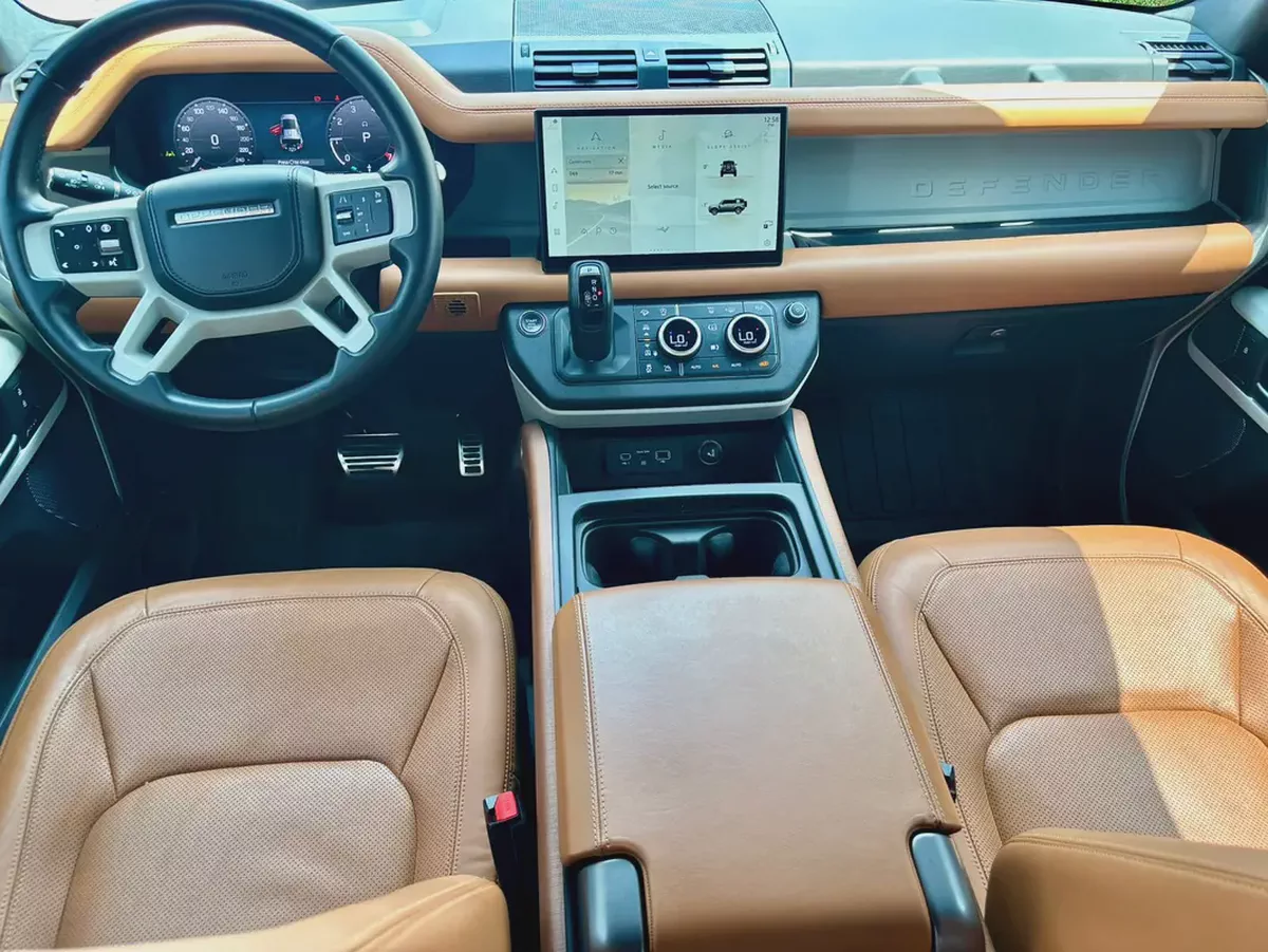 LAND ROVER DEFENDER 110 P400 HSE GCC SPECS MODEL 2024 GOOD CONDITION-9-9