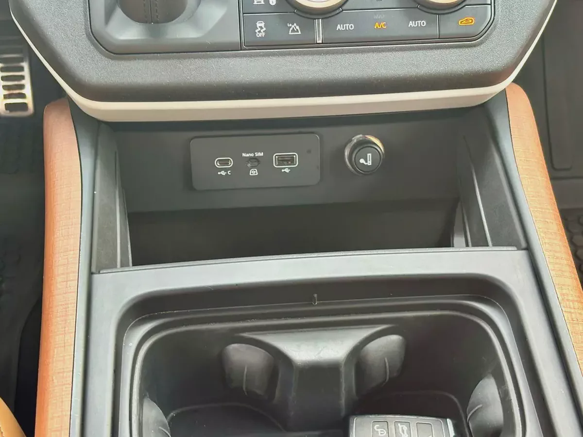LAND ROVER DEFENDER 110 P400 HSE GCC SPECS MODEL 2024 GOOD CONDITION-11-11