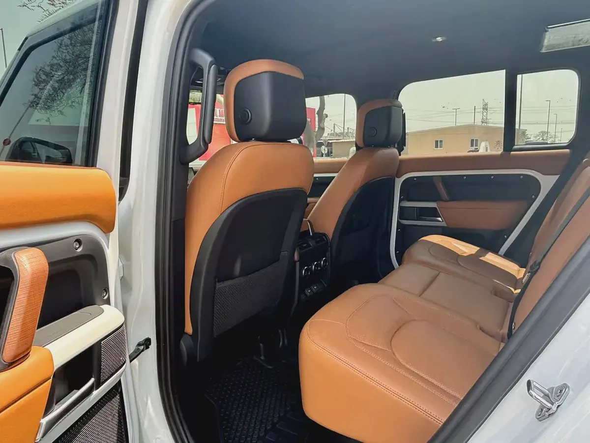 LAND ROVER DEFENDER 110 P400 HSE GCC SPECS MODEL 2024 GOOD CONDITION-15-15