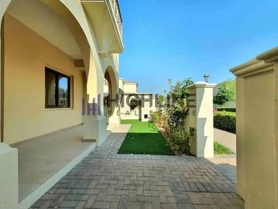 Spanish Villa with 5 Bedrooms Ready to Move-12