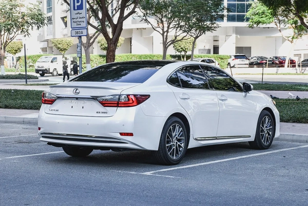 Lexus ES 350 Platinum 2017 GCC In Excellent Condition with Warranty