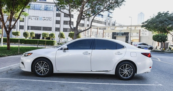 Lexus ES 350 Platinum 2017 GCC In Excellent Condition with Warranty