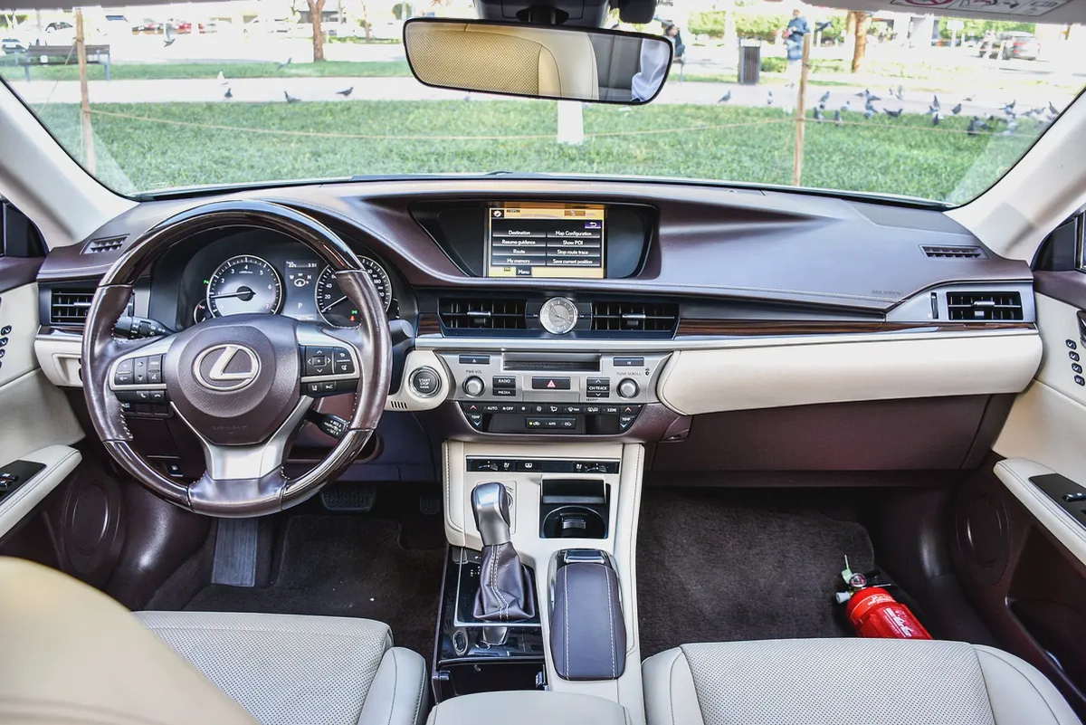 Lexus ES 350 Platinum 2017 GCC In Excellent Condition with Warranty-10-10