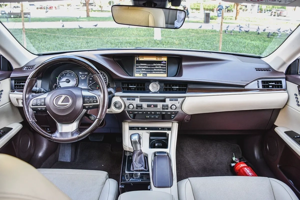 Lexus ES 350 Platinum 2017 GCC In Excellent Condition with Warranty