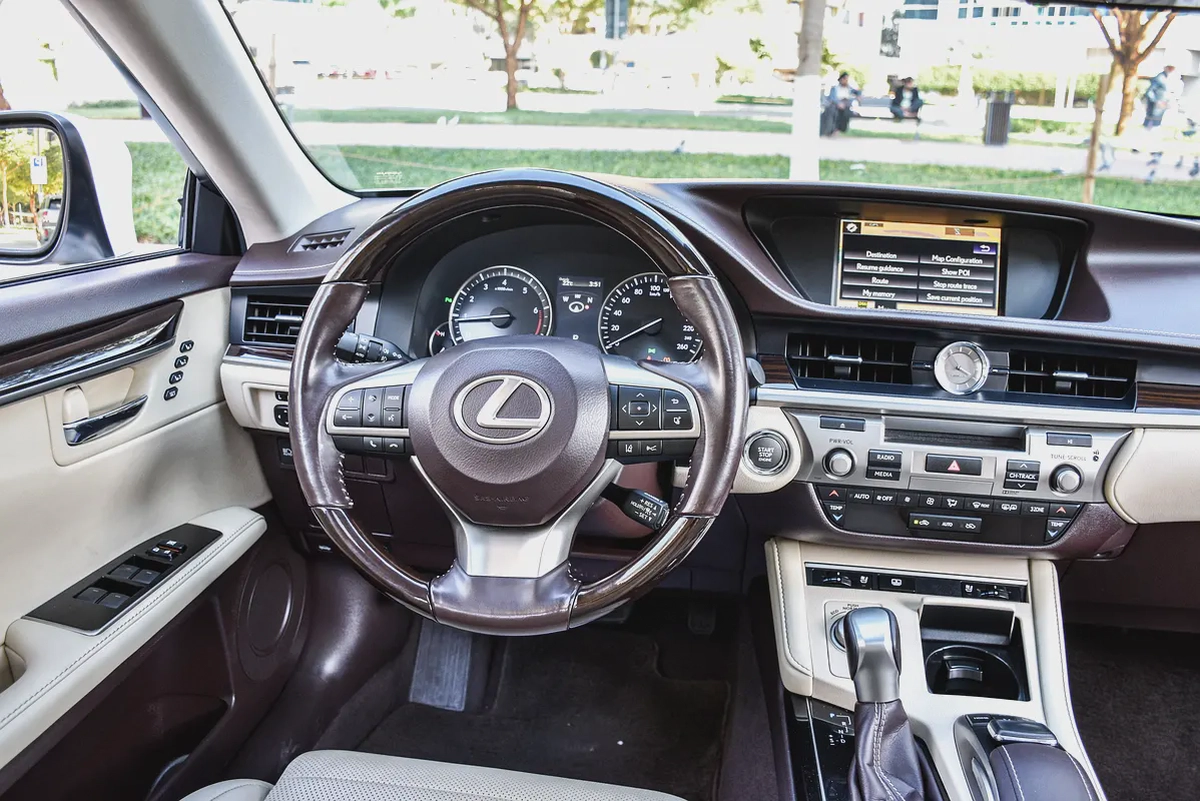Lexus ES 350 Platinum 2017 GCC In Excellent Condition with Warranty-11-11