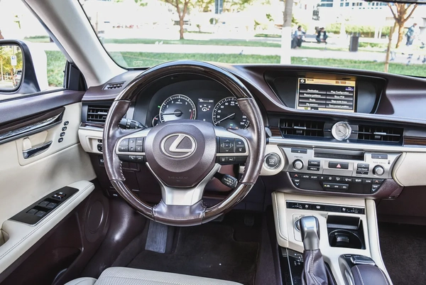 Lexus ES 350 Platinum 2017 GCC In Excellent Condition with Warranty