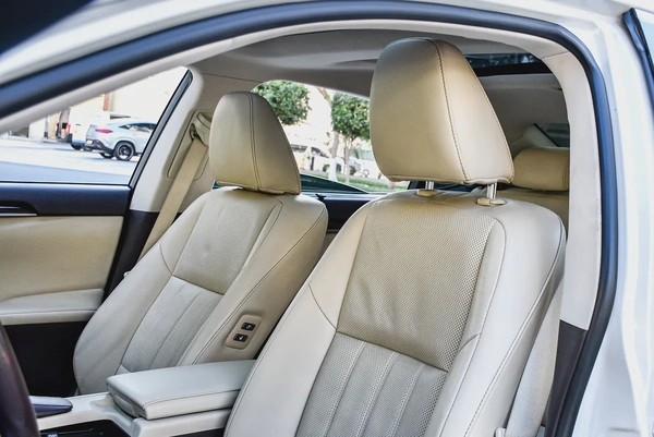 Lexus ES 350 Platinum 2017 GCC In Excellent Condition with Warranty
