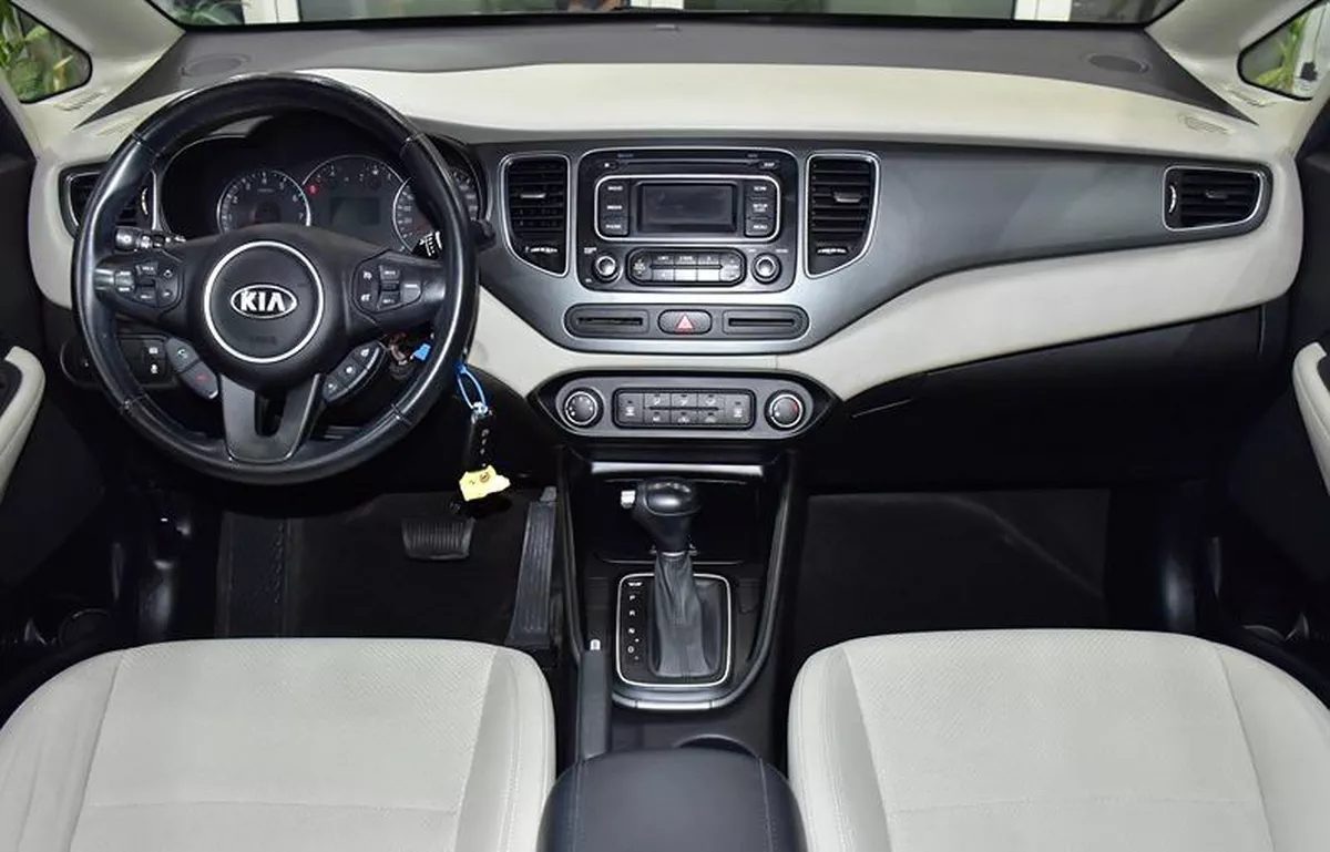 KIA Carens 1.6L ( 2017 Model ) in Beige Color GCC Specs-12-12