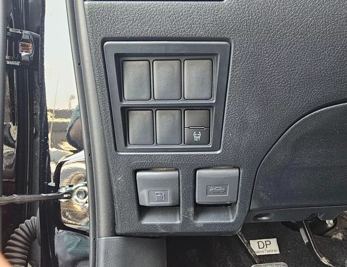 Toyota Hilux SR5 WIDE BODY DOUBLE CABIN || FULL OPTION  | PUSH START| WITHOUT DIFF-LOCK | PETROL M/T 2.7L V4 4WD-24-0